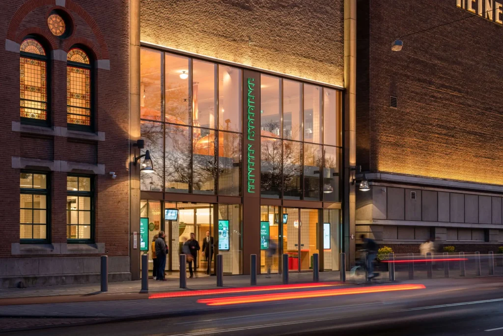 voorgevel Heineken Experience in avond