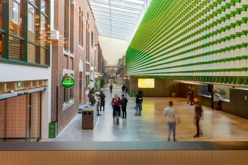 entreehal Heineken Experience met flessenplafond en historische achtergevel